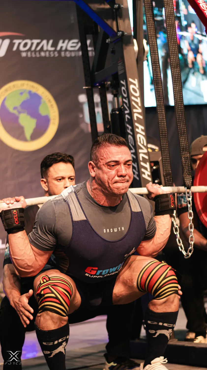 Dione Teodoro agachando em competição de powerlifting